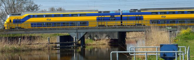Een trein rijdt over een spoorbrug