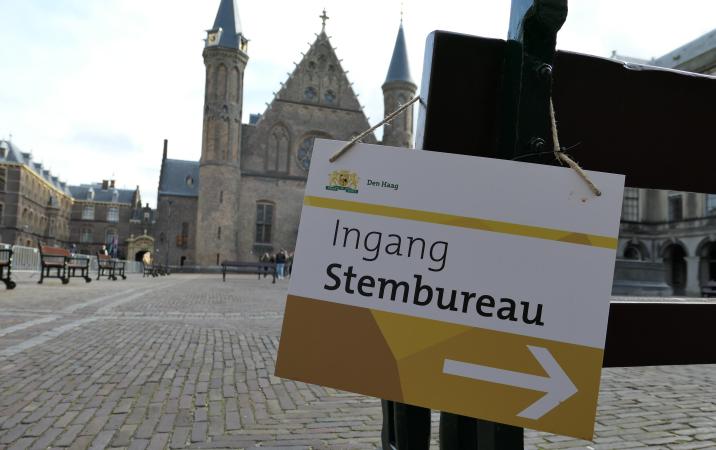 Bordje met tekst 'ingang stembureau' op het Binnenhof